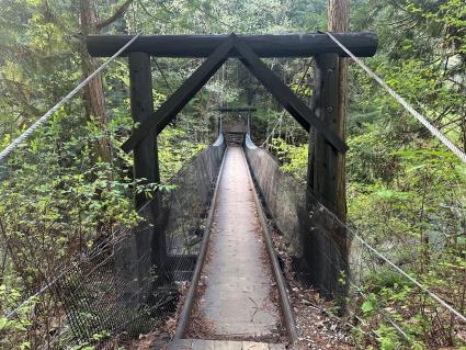 赤彦歌碑近くの吊り橋