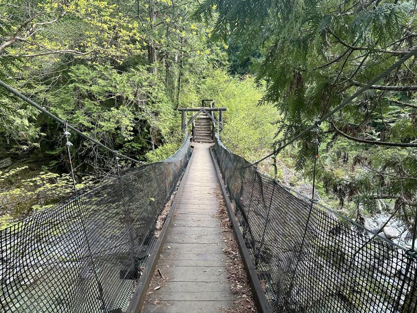 遊歩道出口吊り橋